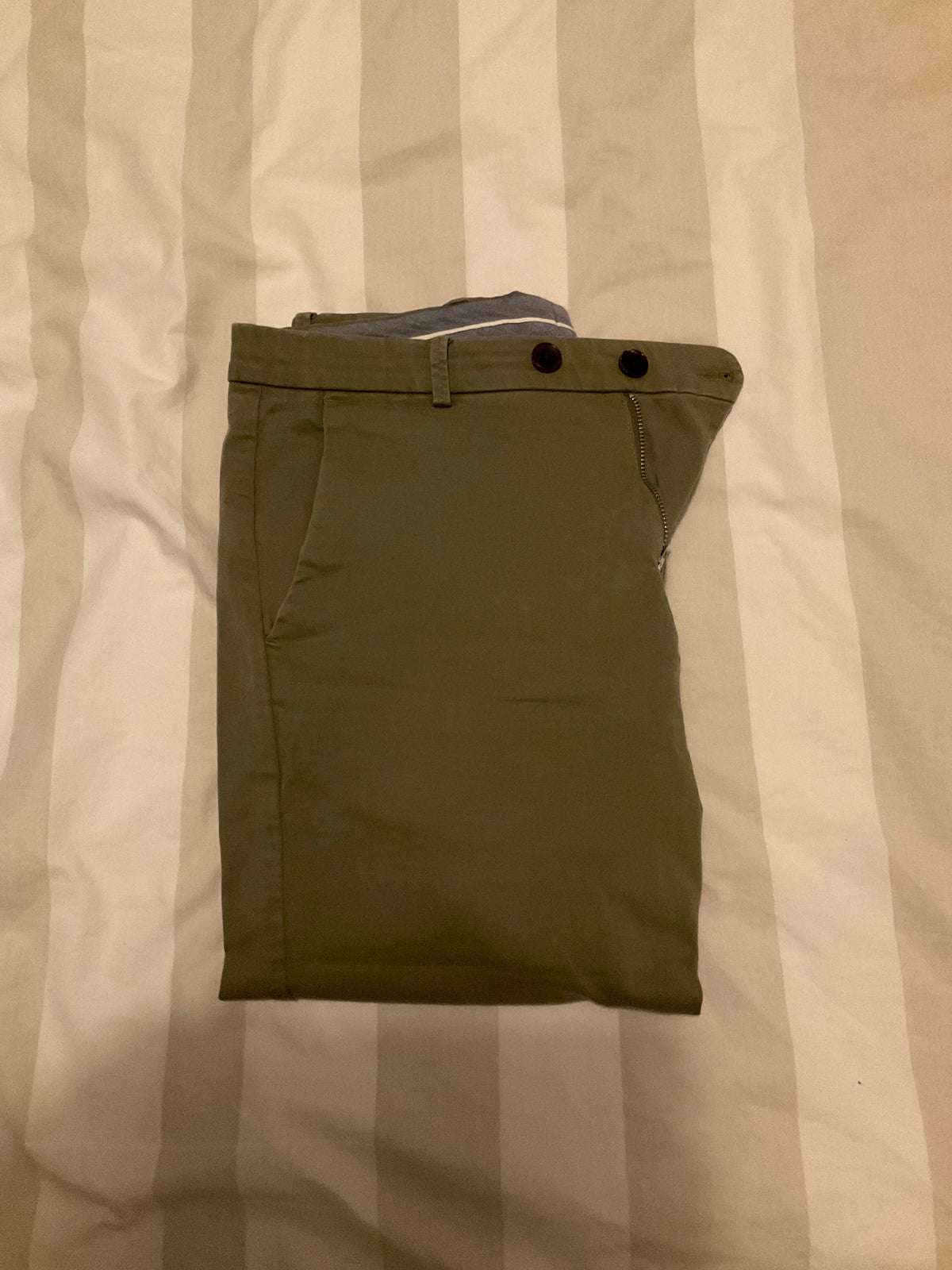 Chino Axel kaki