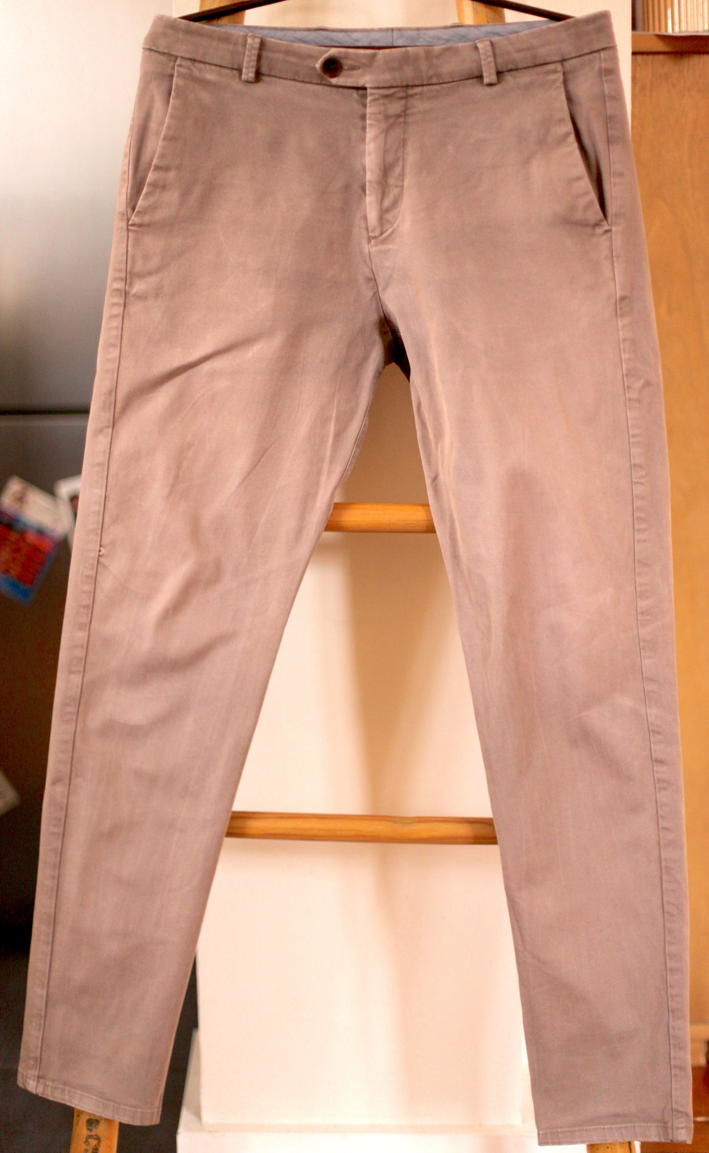 Chino Axel taupe